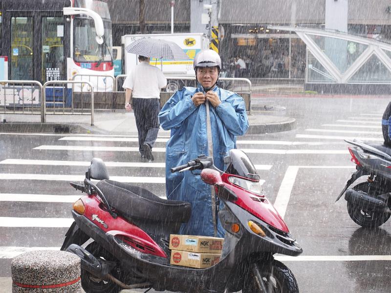 Un muerto y tres heridos por el tifón Chan-Hom que paraliza Taiwán