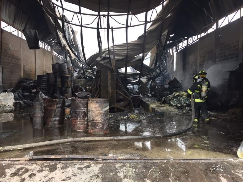 50 agentes del Cuerpo de Bomberos sofocaron incendio en fábrica de Quito