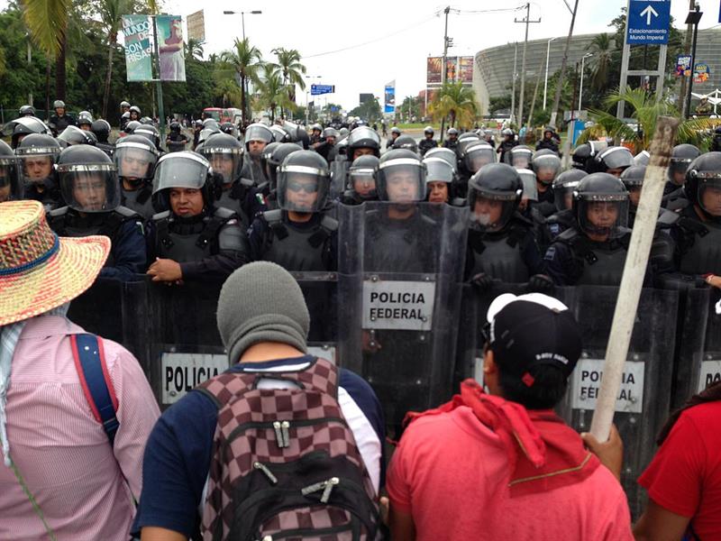 Manifestantes bloquean entrada a aeropuerto de Acapulco por desaparecidos