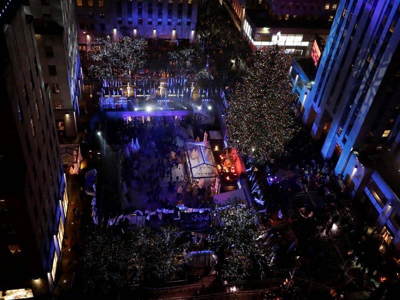 Queda iluminado el tradicional árbol de Navidad de Nueva York