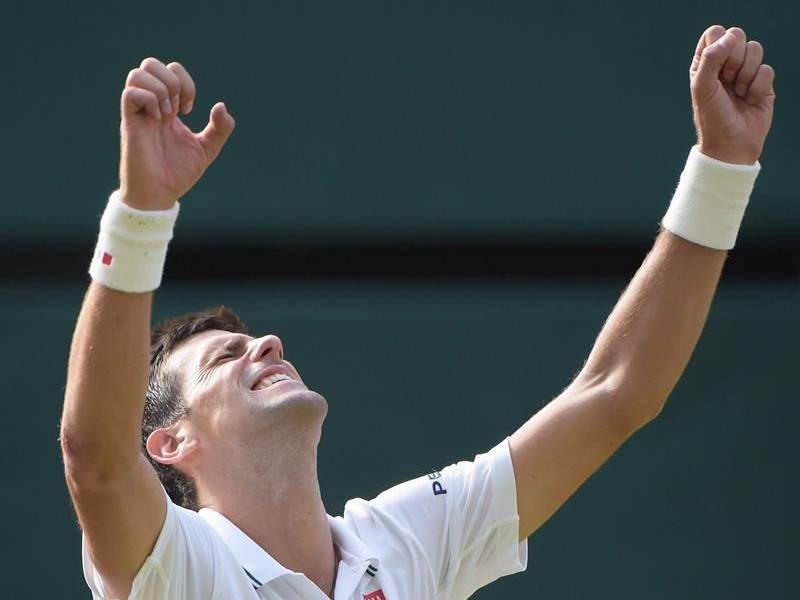 Djokovic vence a Federer en Wimbledon y asalta el número uno de Nadal