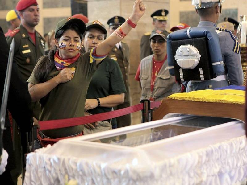 El cuerpo de Hugo Chávez tras el cristal del féretro