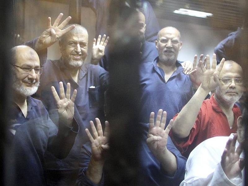Mursi tendrá que esperar dos semanas más para saber si es condenado a muerte
