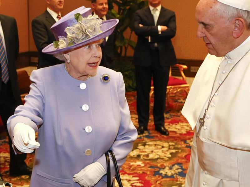 Reina Isabel II se reunió con el papa Francisco en el Vaticano