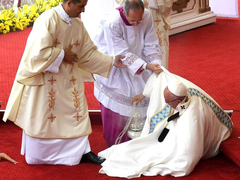 La caída del papa Francisco durante la misa en Polonia