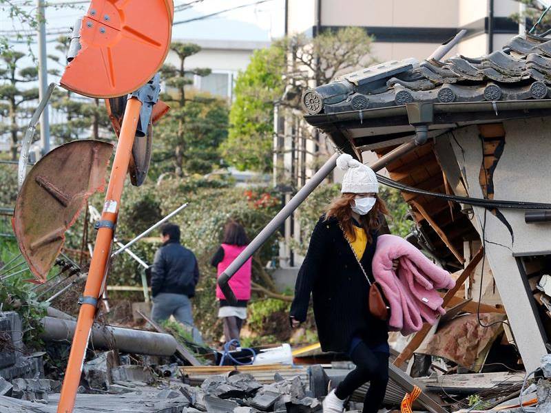 Dos potentes terremotos dejan 30 muertos y decenas de personas sepultadas en Japón