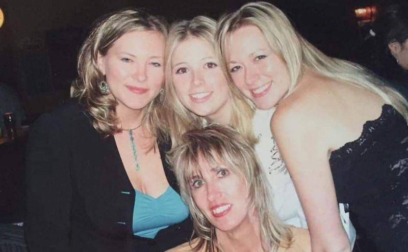 Amy Carlson (izqda.) con su madre, Linda Haythorne (debajo), y sus hermanas Chelsea (centro) y Tara.