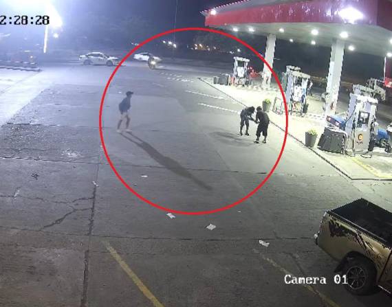 Tres sujetos amedrentaron a un trabajador de una gasolinera, encendieron el artefacto y lo dejaron en el piso.