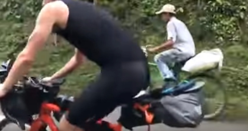Un campesino deja en ridículo con su bicicleta a dos triatletas