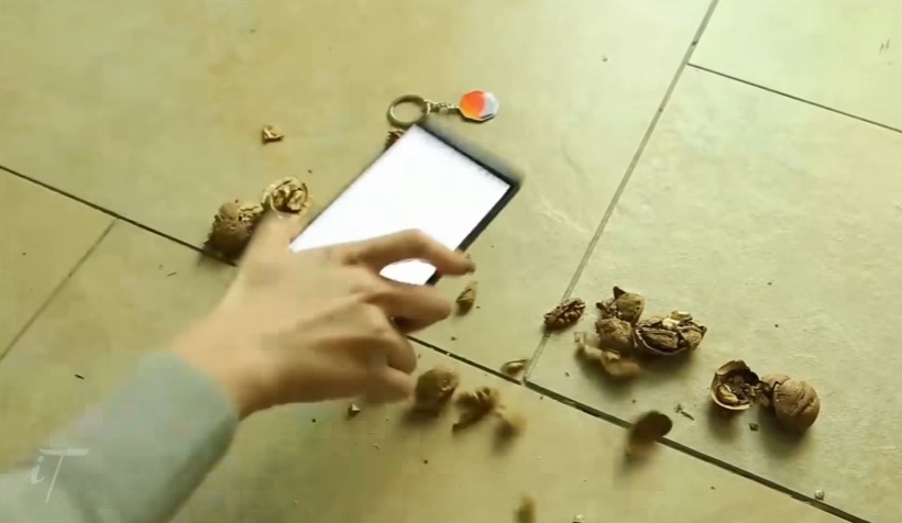 (VIDEO) El nuevo Nokia 6 muestra su resistencia rompiendo nueces