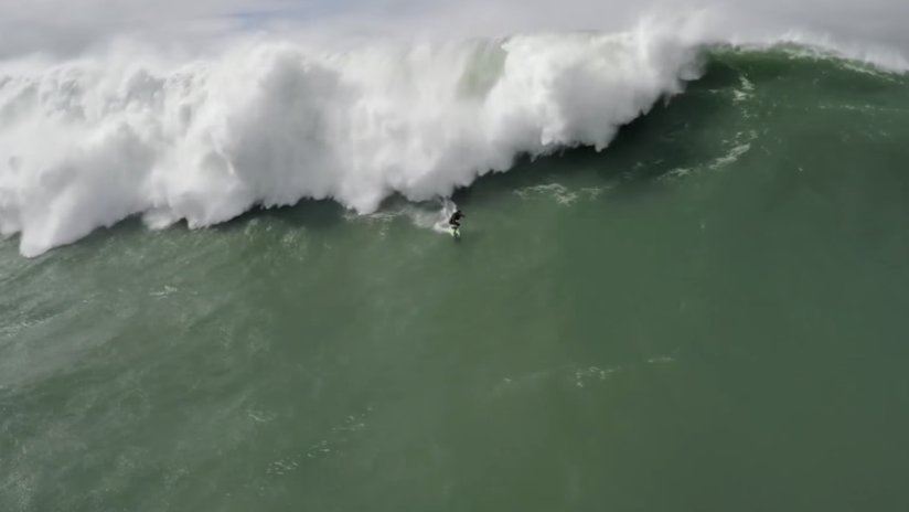 Impactante rescate de 2 surfistas atrapados en olas de más de 20 metros