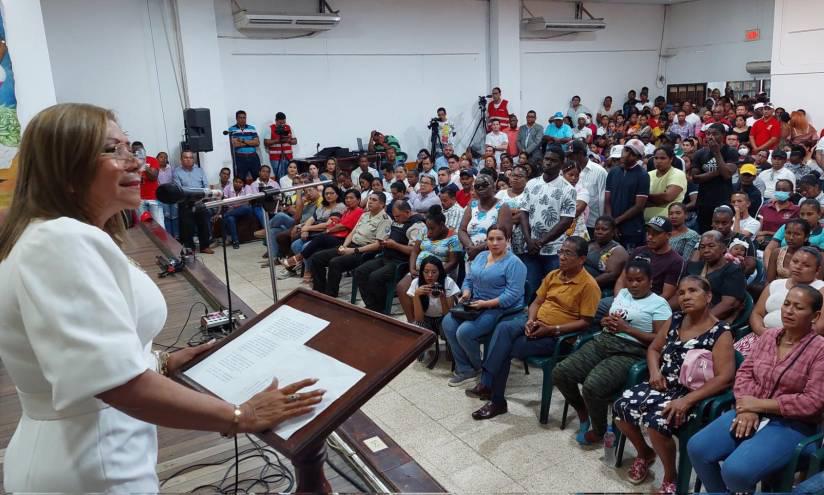 La alcaldesa de Esmeraldas, Lucía Sosa, dirigió una asamblea ciudadana en la que anunció una demanda contra el Estado.