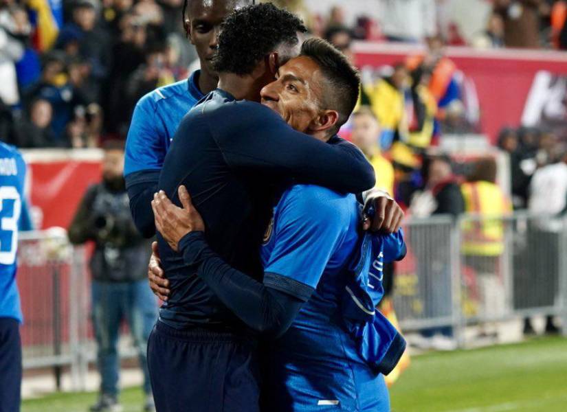 Jugadores de la Selección de Ecuador celebra el gol de Gonzalo Plata