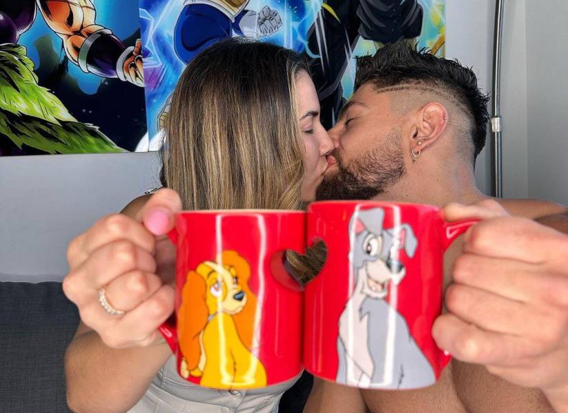 Imagen de Alejandra Jaramillo y Beta Mejía besándose, confirmando su relación de noviazgo de hace varios meses.