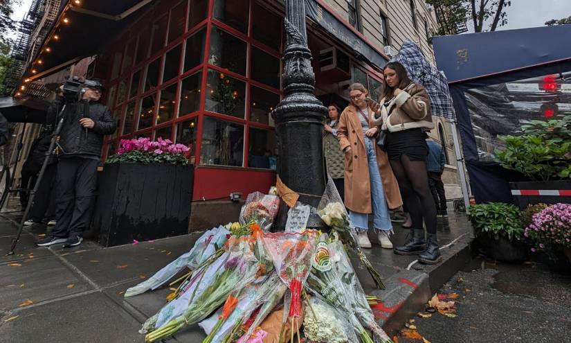 Fans de la serie Friends ponen flores afuera del edificio donde vivían los protagonistas, hoy, en el barrio de West village de Nueva York (EE.UU.).