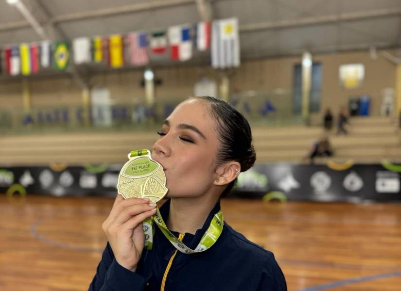 Samia Álava festejando su medalla de oro.