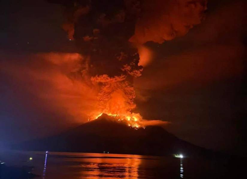 Volcán Ruag en erupción