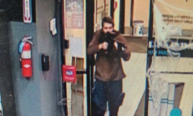 Fotografía cedida por la oficina del Alguacil del Condado Androscoggin que muestra al hombre sospechoso de perpetrar el ataque en Lewiston, Maine (EE.UU).