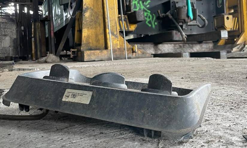 Sobre el piso, una de las piezas de los paneles de control de las locomotoras. Sobre el piso, una de las piezas de los paneles de control de las locomotoras.