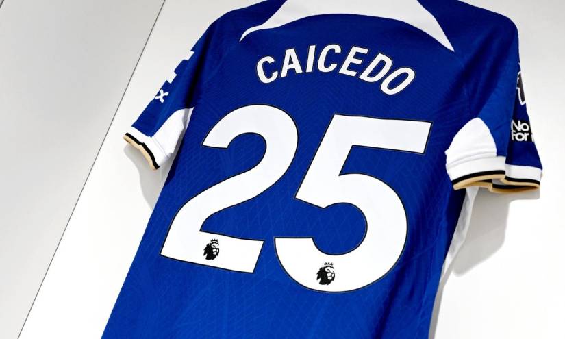 Moisés Caicedo arrancó como titular con el Chelsea ante el Liverpool.