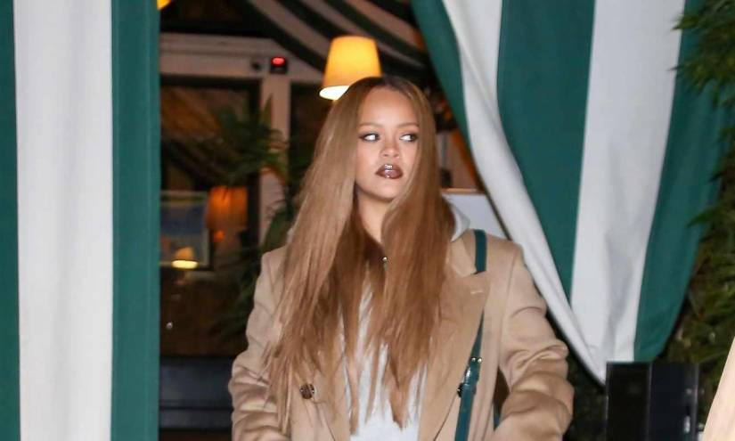 Rihanna saliendo del restaurante en el que fue vista con su nuevo tono de cabello.