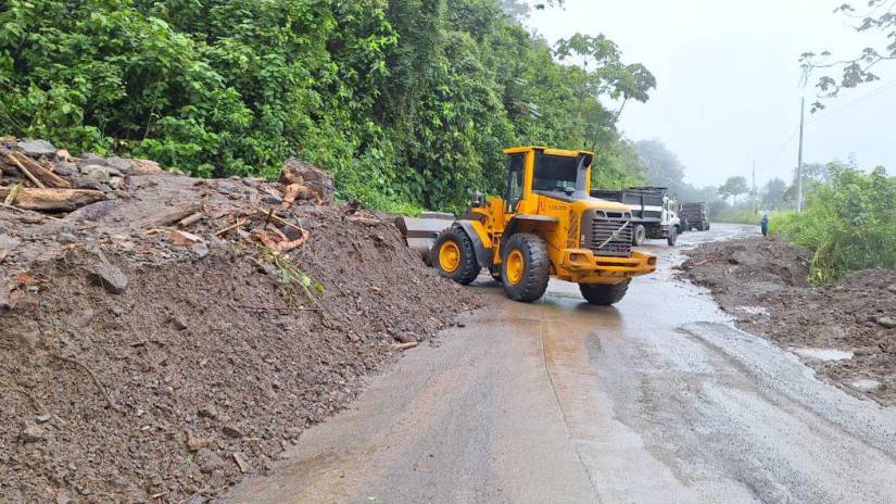 Se hace la limpieza de escombros en la vía Pallatanga - Cumandá, sectores Cruz del Hueso y Soberana.