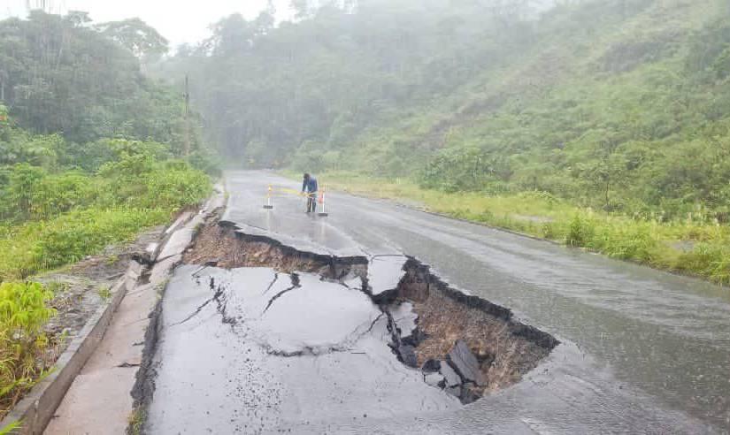 Más de 50 carreteras en mal estado afectan la conexión de 19 provincias en Ecuador
