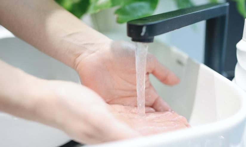 Imagen de una persona lavándose las manos.