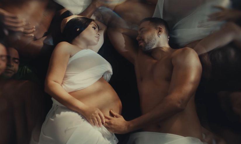 En el video musical Solo conmigo, el cantante anunció que sería padre por cuarta vez y mostró a su pareja, quien protagonizó el clip