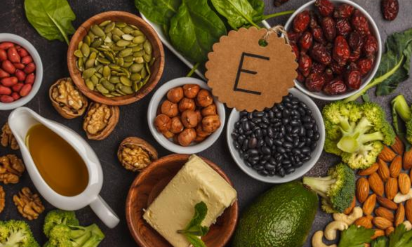 Alimentos ricos en vitamina E: aceites vegetales (soja y maíz), mantequilla, margarina, nueces y vegetales de hoja verde.