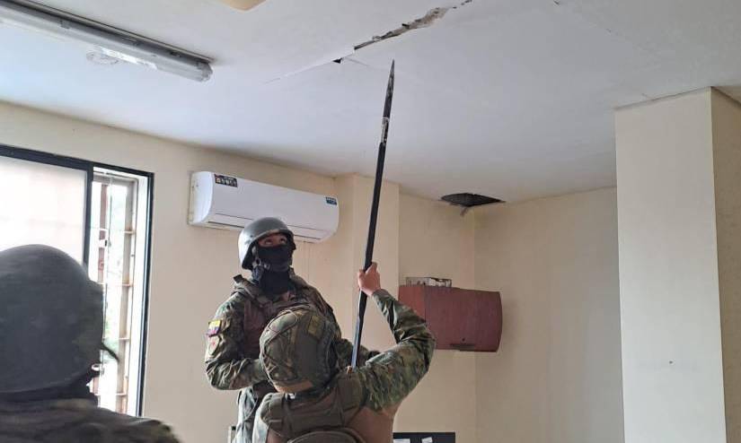 Militares encontraron en el techo de las oficinas del SNAI armas.
