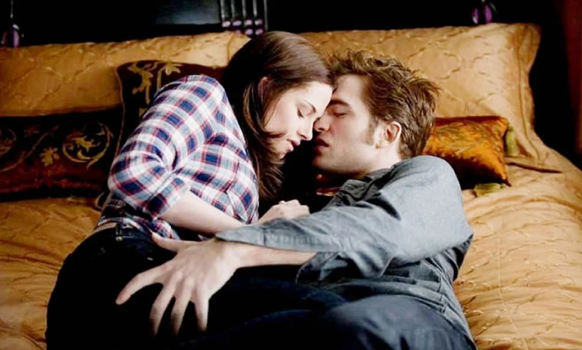 Escena íntima entre Robert Pattinson y Kristen Stewart en Crepúsculo.