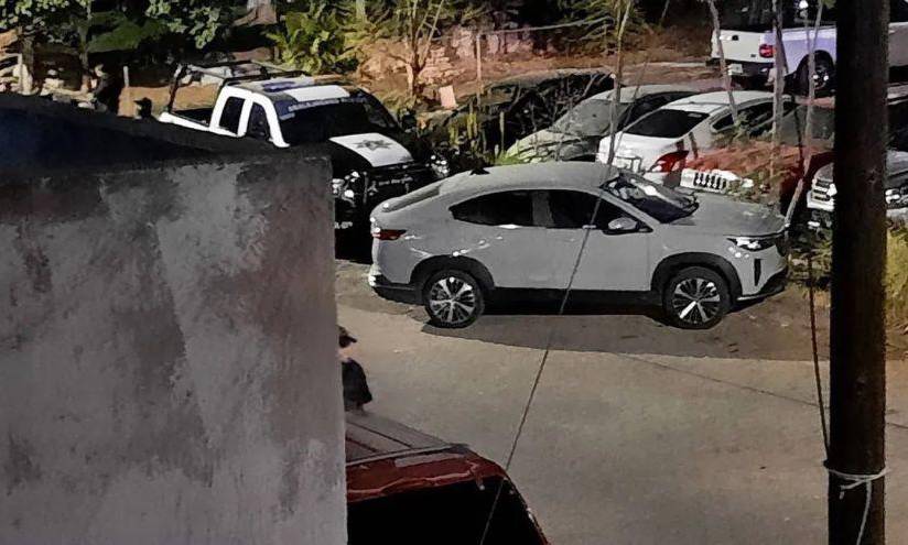 Imagen difundida en redes sobre el momento en que se encontró el vehículo del periodista mexicano.