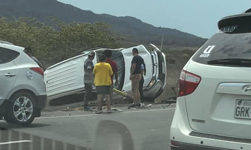 Imagen del tercer vehículo que fue impactado en la vía Guayaquil-Salinas. Imagen del tercer vehículo que fue impactado en la vía Guayaquil-Salinas.