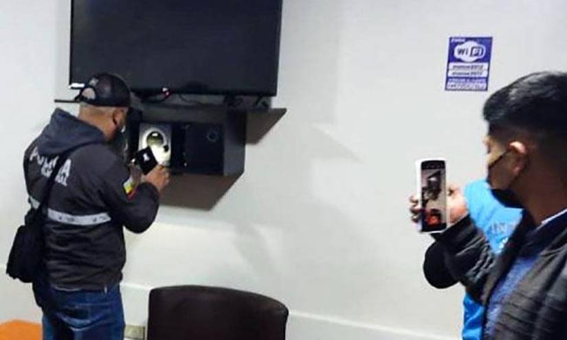 La Policía intervino en la hostería de Tulcán donde se filmaba de forma clandestina a los huépedes en sus habitaciones. La Policía intervino en la hostería de Tulcán donde se filmaba de forma clandestina a los huépedes en sus habitaciones.
