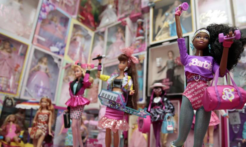 Fotografía de una colección de muñecas Barbie del médico mexicano Paul Sebastián Juárez.