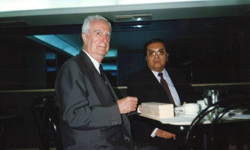 El artista Oswaldo Viteri junto con el crítico de arte contemporáneo Luis Gonzáles Robles en Madrid, 1996.