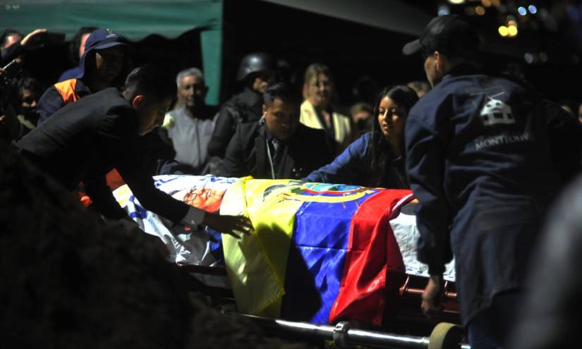 Cientos de personas acudieron al sepelio de Fernando Villavicencio.