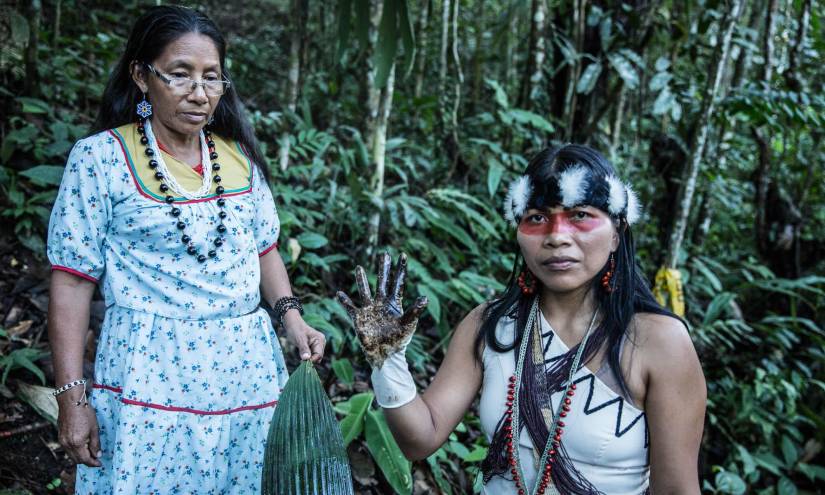 La lideresa Waorani, Nemonte Nenquimo, muestra en su mano la contaminación por petróleo en el norte de la selva amazónica del Ecuador.