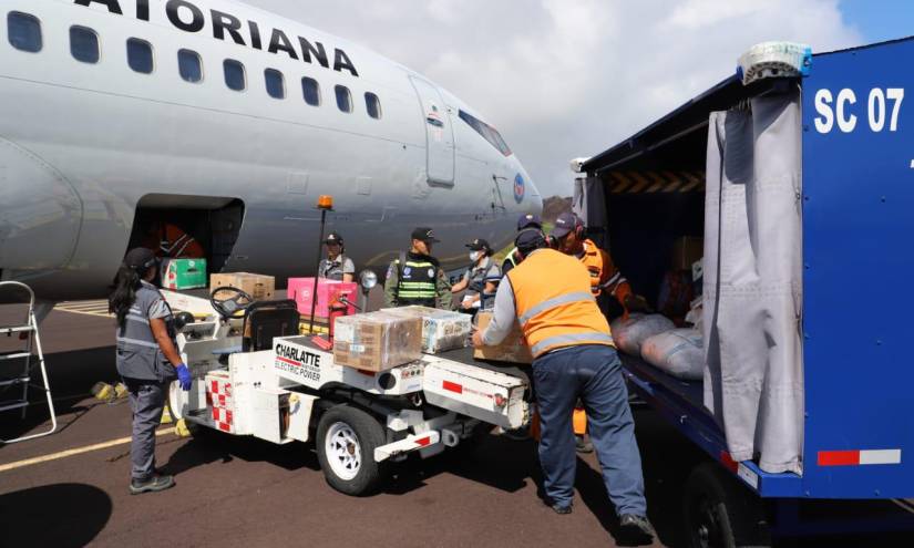Según las Fuerzas Armadas, serán en total seis vuelos humanitarios que partirán desde Guayaquil hasta San Cristóbal y Santa Cruz.