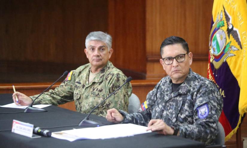 Jaime Vela, jefe del Comando Conjunto de las Fuerzas Armadas, y César Zapata, comandante general de la Policía Nacional, ofrecieron una rueda de prensa este martes.