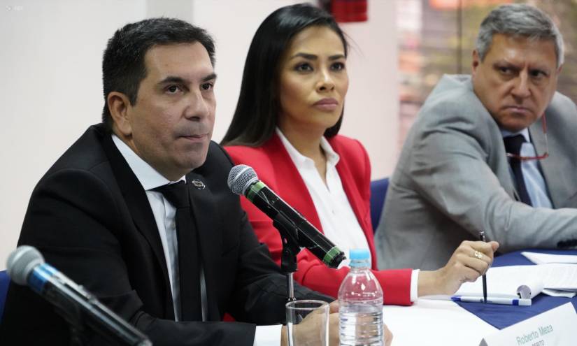 Roberto Meza y Jeannine Cruz (c), miembros de la comisión que investiga el caso Gabela.