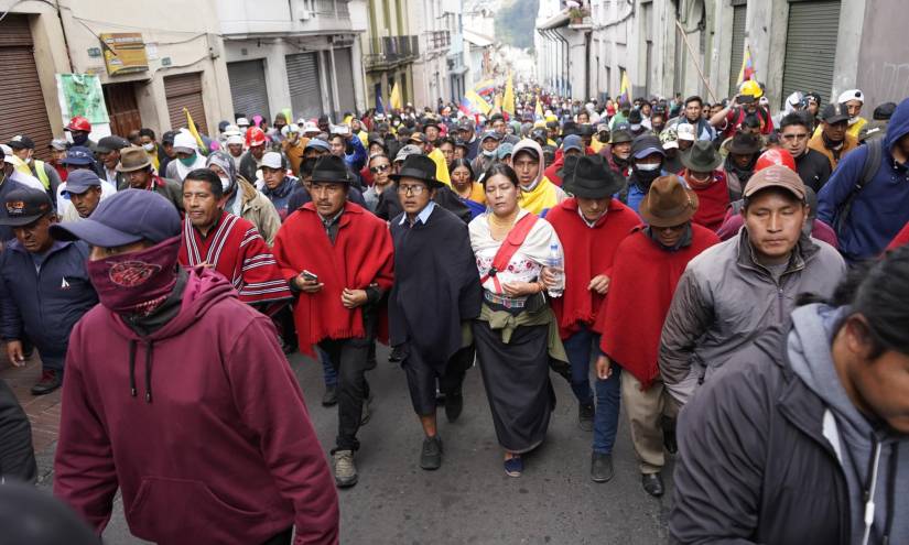 Leonidas Iza liderando marcha en el centro de Quito el 27 de junio de 2022.