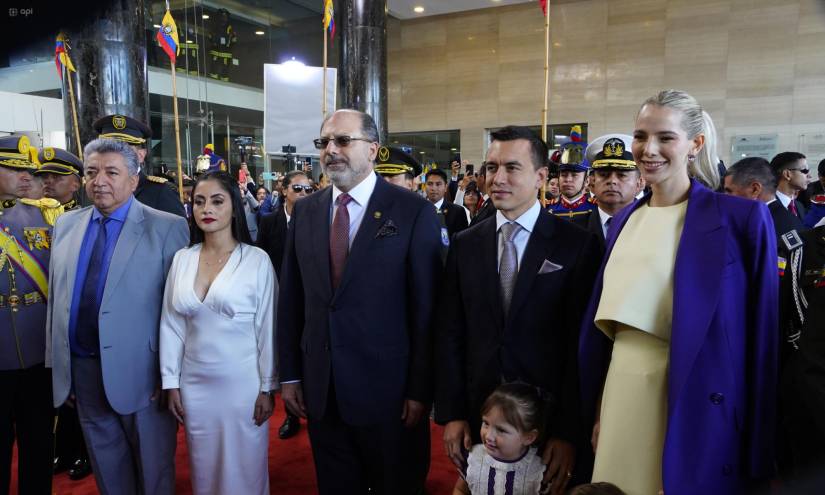 Daniel Noboa, presidente electo llegó a la Asamblea junto a su esposa e hijos.