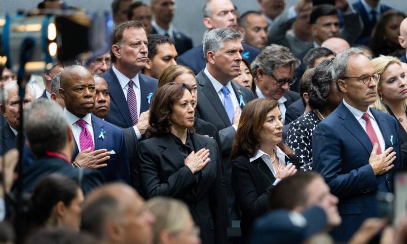 (i-d) El alcalde de Nueva York, Eric Adams, la vicepresidenta de EE.UU., Kamala Harris, y la gobernadora de Nueva York, Kathy Hochul, asisten a un acto conmemorativo en el Monumento Nacional al 11 de Septiembre, en Nueva York, este 11 de septiembre de 2023.