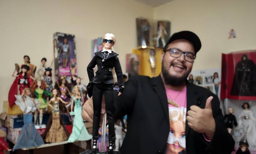 El médico mexicano Paul Sebastián Juárez muestra una de las 200 muñecas Barbie que forman parte de su colección.