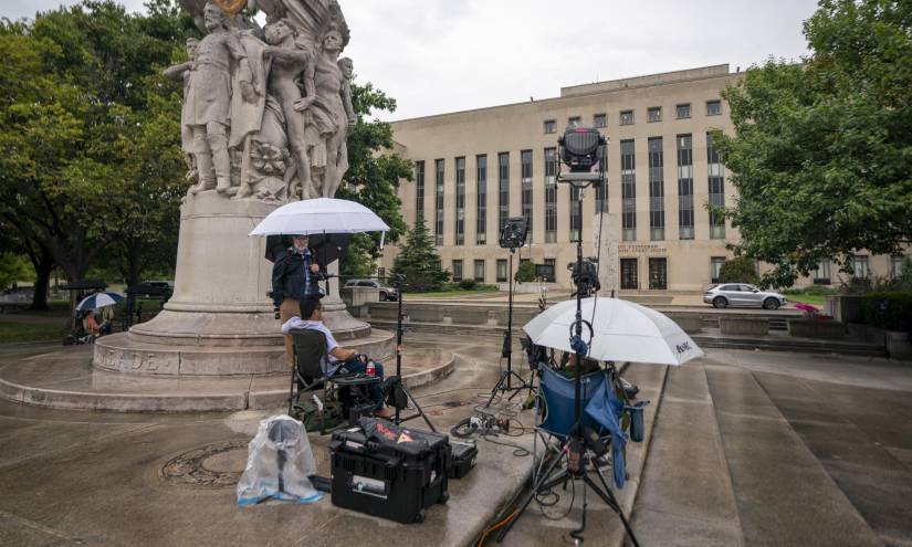 Miembros de la prensa esperan bajo la lluvia frente al tribunal federal de DC en Washington DC, Estados Unidos Miembros de la prensa esperan bajo la lluvia frente al tribunal federal de DC en Washington DC, Estados Unidos