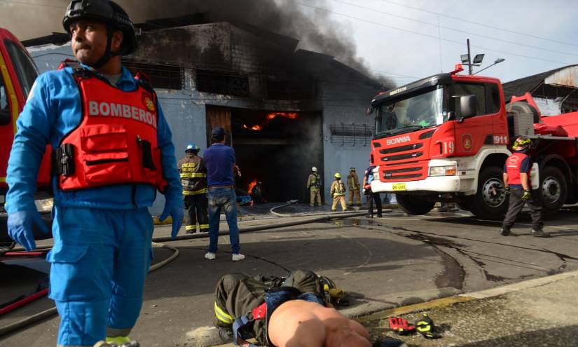 Un gran incendio consume unas bodegas en el sur de Guayaquil
