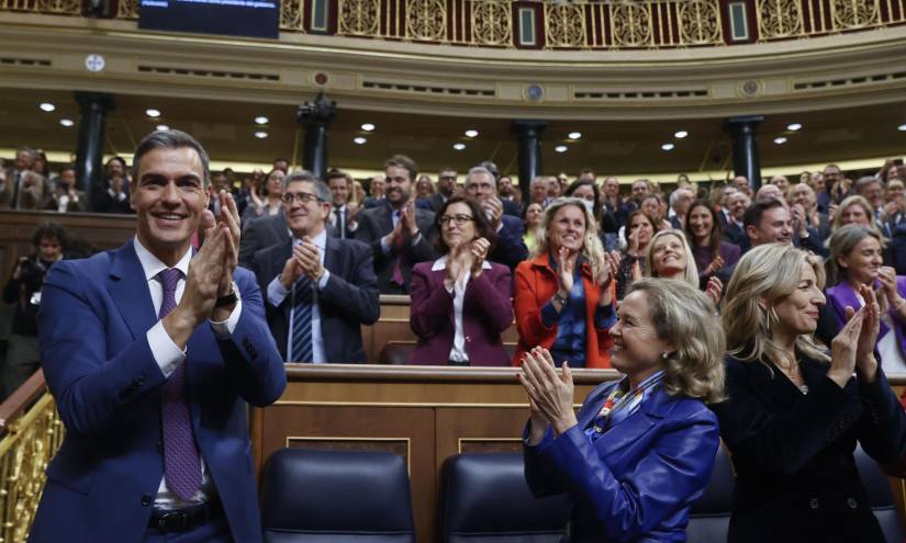 Pedro Sánchez, reelegido presidente del Gobierno por mayoría absoluta este jueves en el Congreso aplaude en el hemiciclo.