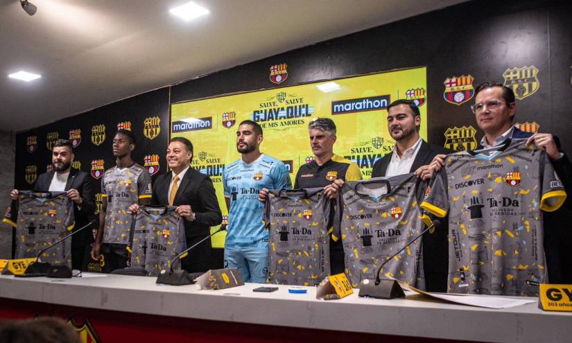 Los dirigentes, entrenador y jugadores posando con la nueva camiseta de Barcelona SC.